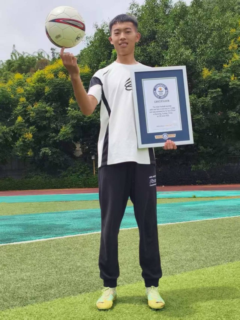 大一男生创单脚颠足球吉尼斯世界纪录：曾做两次心脏手术，自学“踢”开命运另一扇门