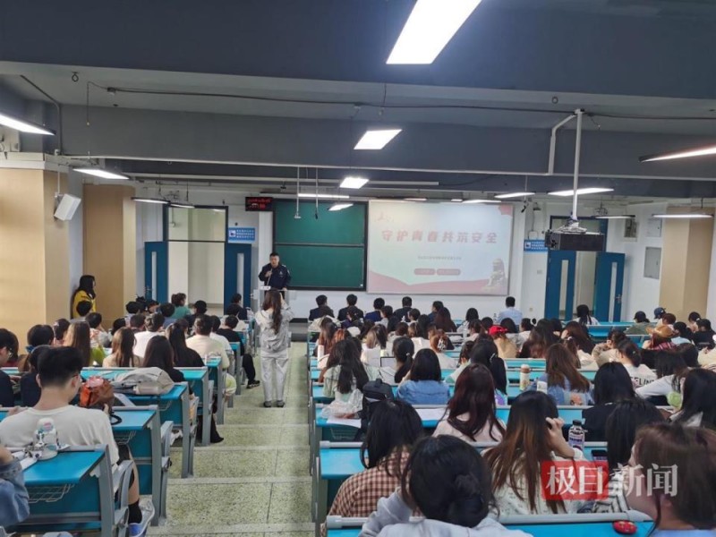 武汉网警学长学姐与大学生共话网络安全